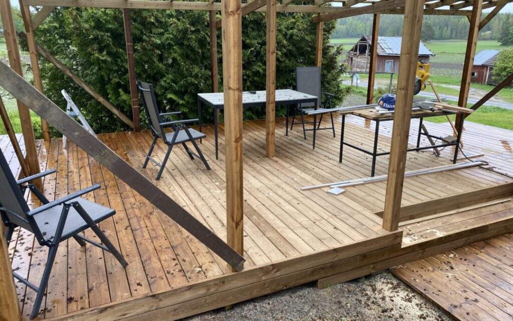 Mökkimaisema ja yhteydenottoa kuvaava tunnelma tarjouspyyntöä varten