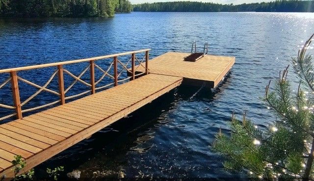 puulaituri käyntisillalla ja kaiteilla meren rannalla